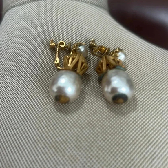 Miriam Haskell | Signed Vintage Pearl Drop Clip On Earrings - Very Rare Style - Picture 2 of 6